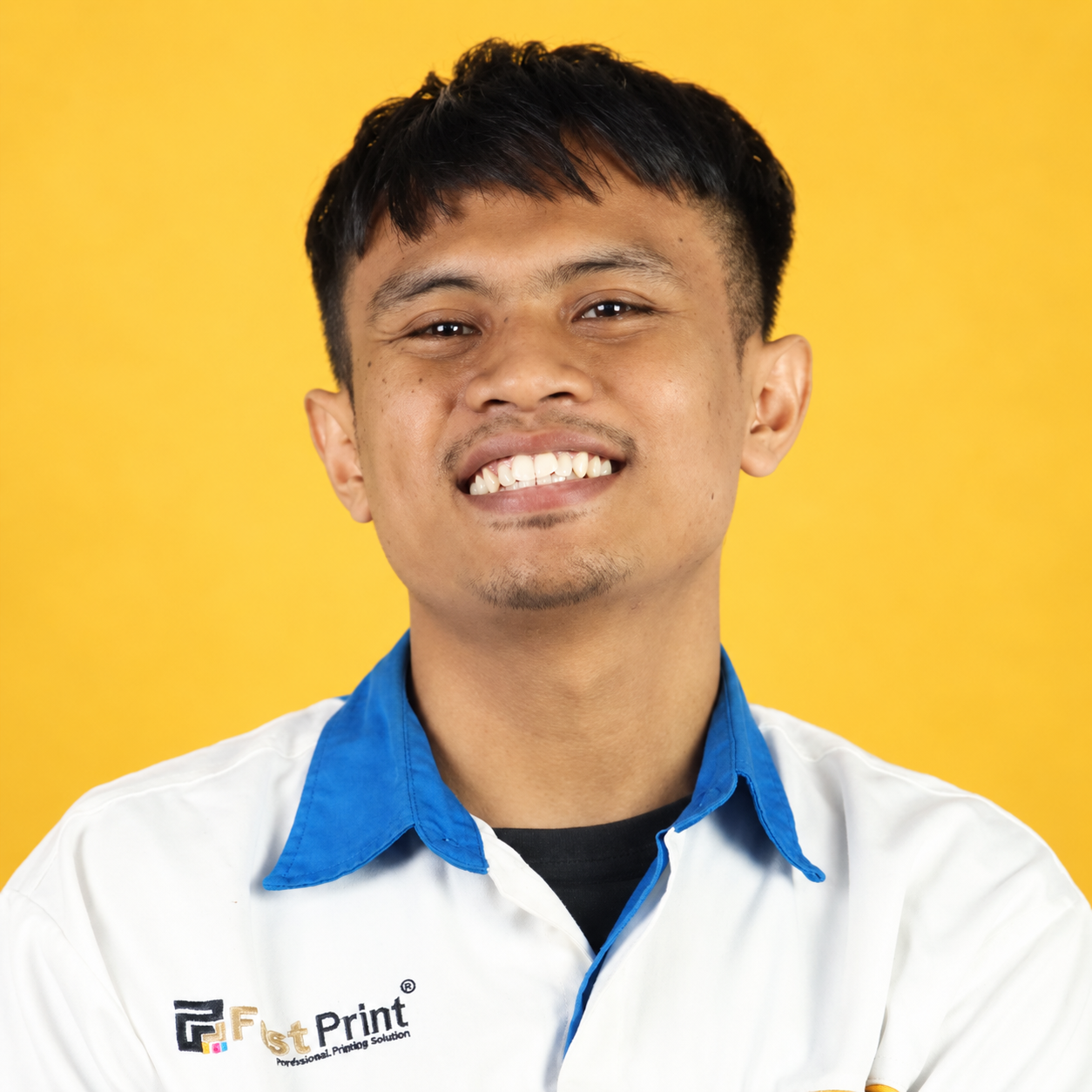 Potret berwarna Sang Aji Putra Choirul dengan latar kuning cerah
